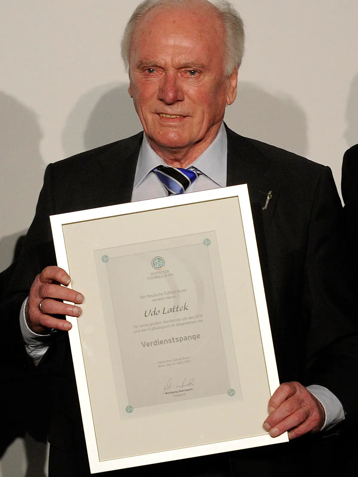 ARCHIV - Der ehemalige Fußballtrainer Udo Lattek hält am 22.03.2012 in Bonn die Verdienst-Urkunde des DFB für Fußballtrainer in den Händen. Lattek erhielt den Preis im Rahmen der Feierlichkeiten zum Abschluss des 58. Fußball-Lehrer-Lehrgangs. Foto: Marius Becker/dpa (zu dpa-Meldung: «Früherer Fußball-Trainer Udo Lattek ist tot» vom 04.02.2015) +++(c) dpa - Bildfunk+++