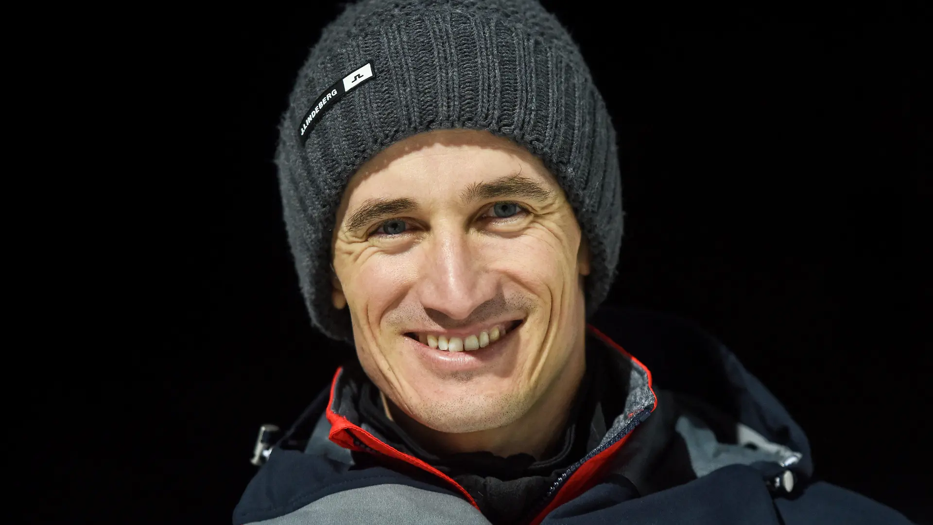 ARCHIV - 10.12.2017, Baden-Württemberg, Titisee-Neustadt: Skispringen, Weltcup: Der ehemalige Skispringer Martin Schmitt lacht nach dem Springen. Schmitt hat die Vergabe der Olympischen Winterspiele nach Peking scharf kritisiert. (Zu dpa: "Ex-Skispringer Schmitt zu Peking: Alles außer Kommerz «zweitrangig») (zu dpa: «Martin Schmitt prophezeit DSV-Springern schwere Aufgabe bei WM») Foto: Patrick Seeger/dpa +++ dpa-Bildfunk +++