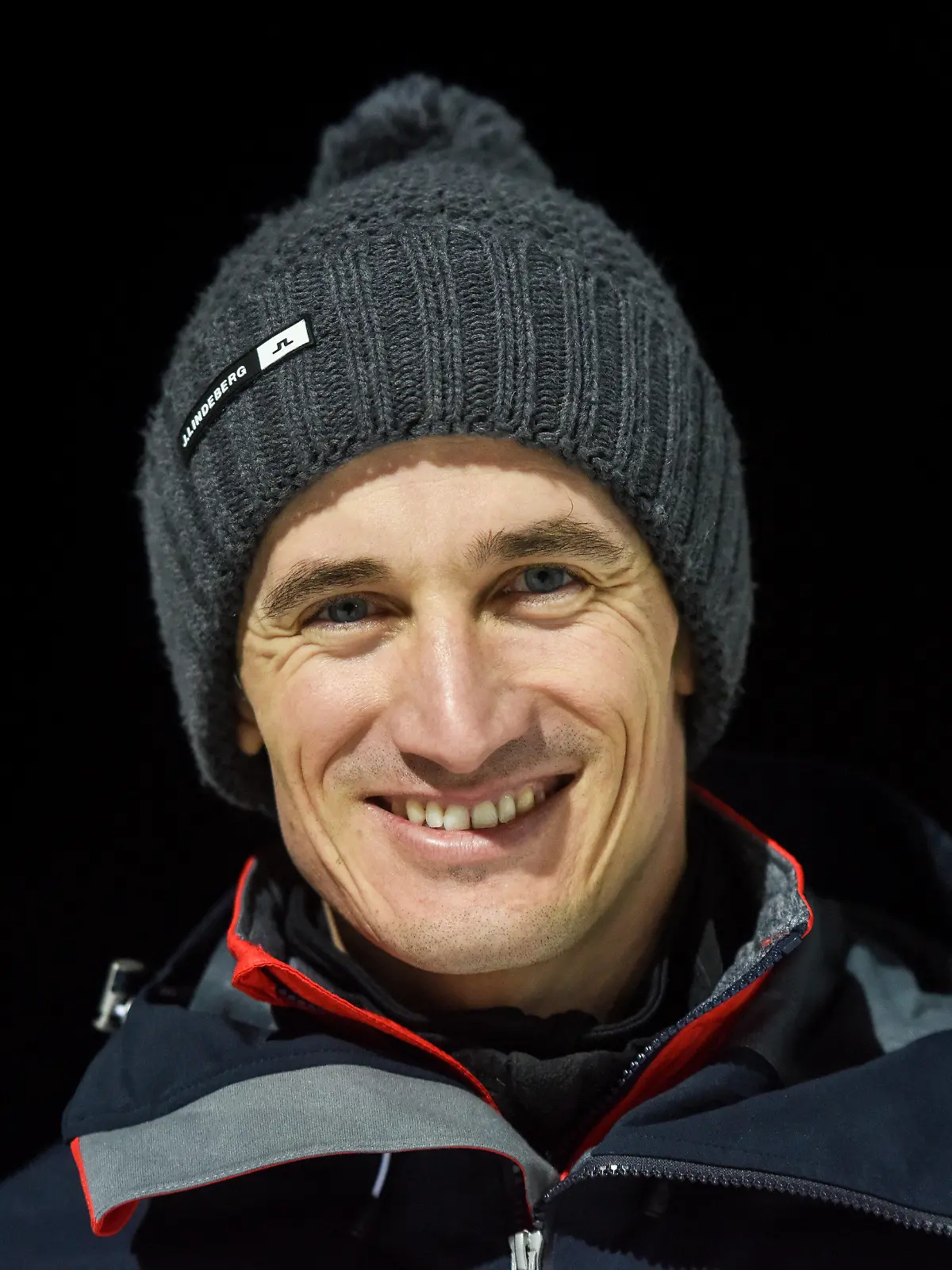 ARCHIV - 10.12.2017, Baden-Württemberg, Titisee-Neustadt: Skispringen, Weltcup: Der ehemalige Skispringer Martin Schmitt lacht nach dem Springen. Schmitt hat die Vergabe der Olympischen Winterspiele nach Peking scharf kritisiert. (Zu dpa: "Ex-Skispringer Schmitt zu Peking: Alles außer Kommerz «zweitrangig») (zu dpa: «Martin Schmitt prophezeit DSV-Springern schwere Aufgabe bei WM») Foto: Patrick Seeger/dpa +++ dpa-Bildfunk +++