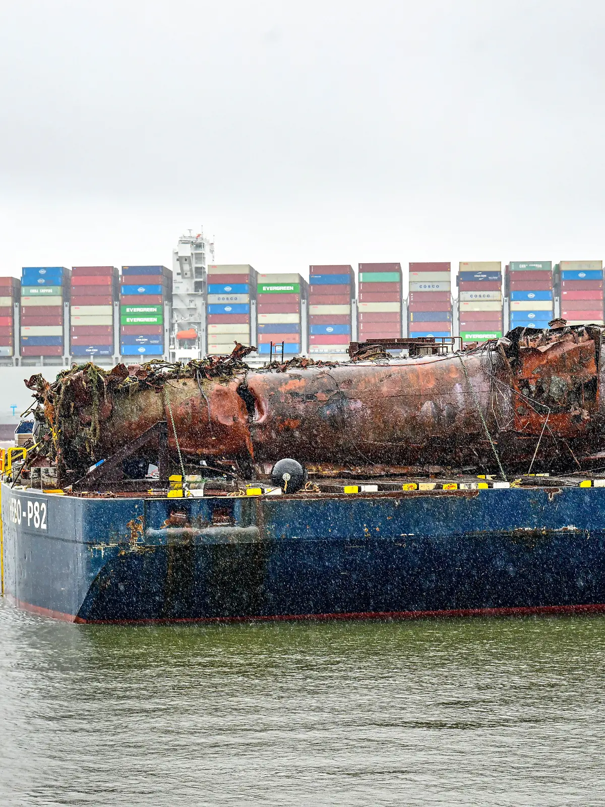 Ein mehr als 100 Jahre altes deutsches U-Boot-Wrack wird geborgen. Es handelt sich um das U-Boot U16 der Kaiserlichen Marine, welches 1919 nördlich der zu Hamburg gehörenden Insel Scharhörn gesunken ist. 
