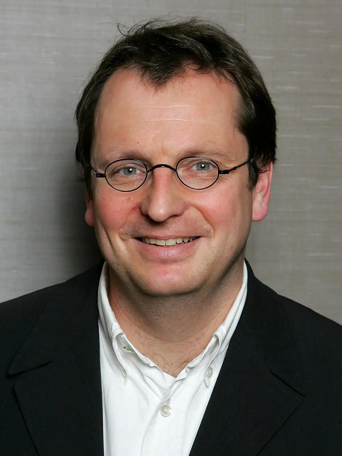 Der Diplom-Meteorologe Benedikt Vogel, aufgenommen am Mittwoch (12.01.2005) bei einem Fototermin in Köln. Als "Ben Wettervogel" wird er ab dem 17. Januar im ZDF-Morgenmagazin live von Berlin aus über Sonnenschein, Wolken und Regen sprechen. Der 43-jährige gebürtige Münsterländer ist den Zuhörern bislang aus dem Programm des Radiosenders SWR 3 bekannt. Foto: Jörg Carstensen  +++(c) dpa - Report+++