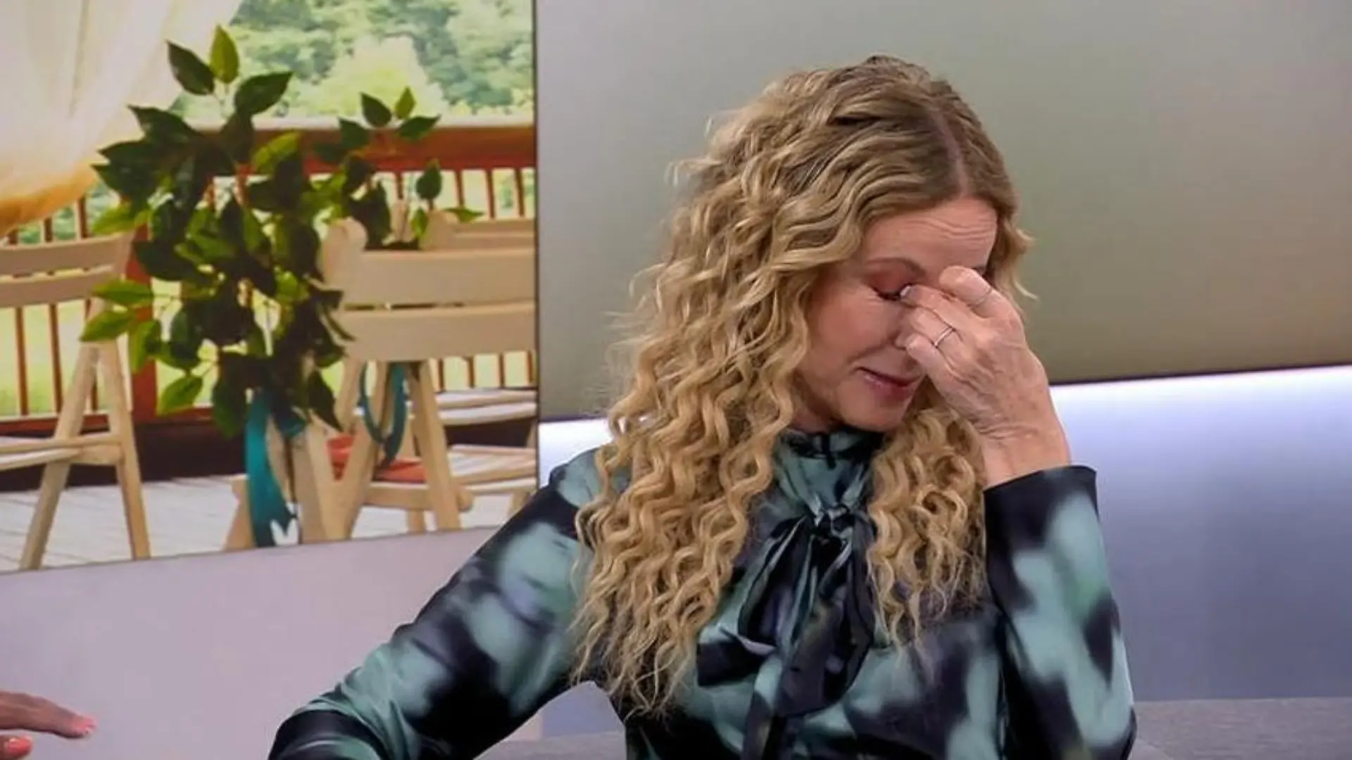 Katja Burkard total emotional! Große Hochzeitsüberraschung live bei „Punkt 12" Plötzlich meldet sich die Regie