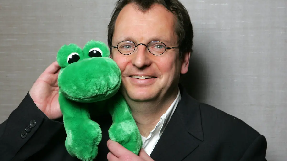 Der Diplom-Meteorologe Benedikt Vogel posiert am Mittwoch (12.01.2005) bei einem Fototermin in Köln mit einem Plüsch-Frosch. Als "Ben Wettervogel" wird er ab dem 17. Januar im ZDF-Morgenmagazin live von Berlin aus über Sonnenschein, Wolken und Regen sprechen. Der 43-jährige gebürtige Münsterländer ist den Zuhörern bislang aus dem Programm des Radiosenders SWR 3 bekannt. Foto: Jörg Carstensen dpa/lnw +++(c) dpa - Report+++