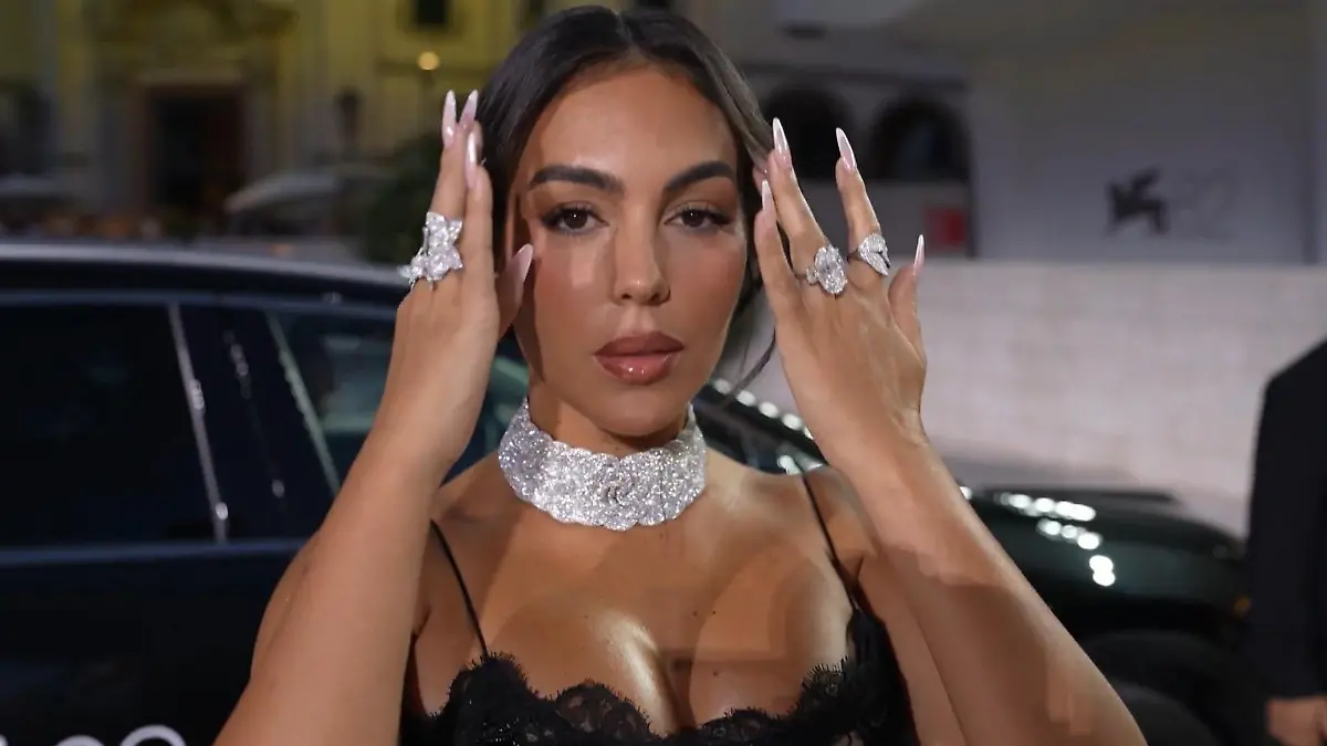 Georgina Rodríguez überstrahlt alle! Hier zeigt Ronaldos Verlobte ihren 3-Millionen-Ring Bei den Filmfestspielen in Venedig