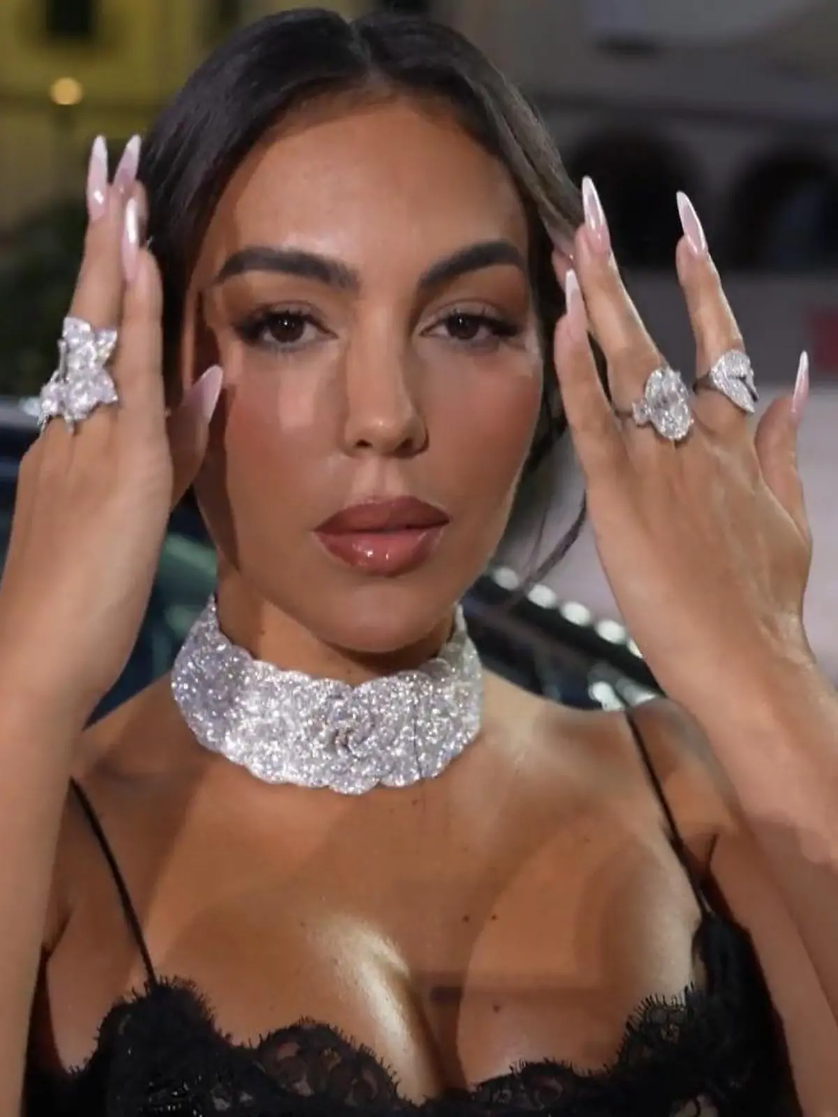 Bild zu: "Georgina Rodríguez überstrahlt alle! Hier zeigt Ronaldos Verlobte ihren 3-Millionen-Ring"