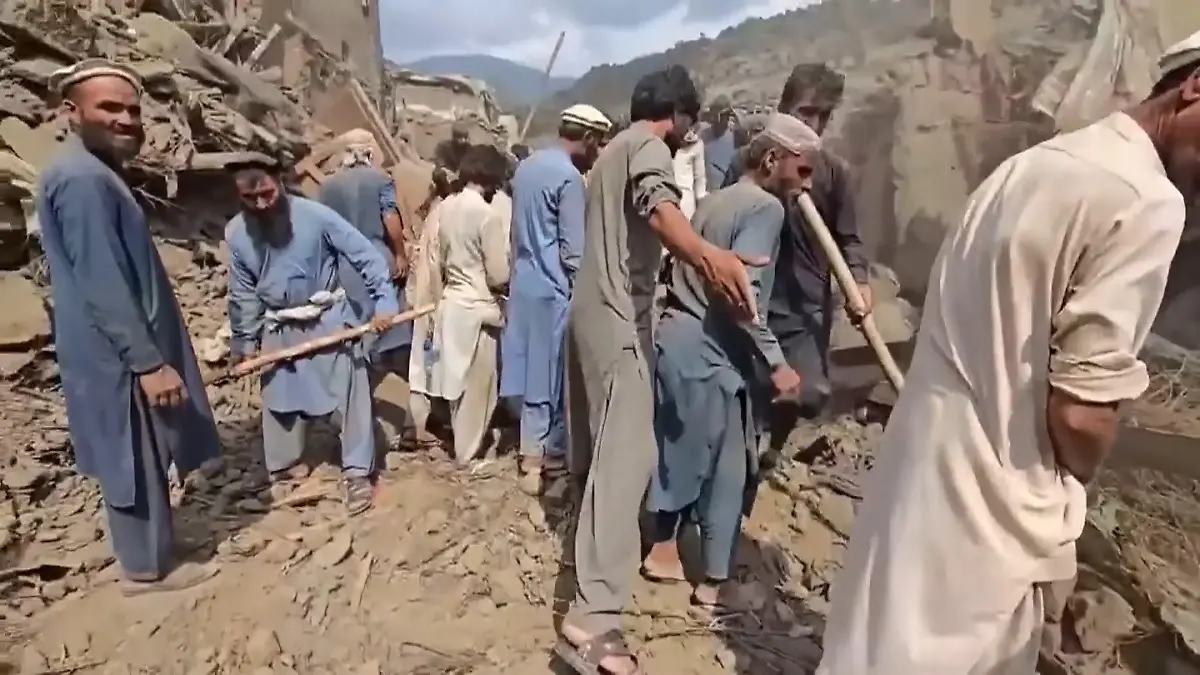 Die meisten Erdbeben-Opfer in Afghanistan wohl Frauen und Kinder Suche mit bloßen Händen