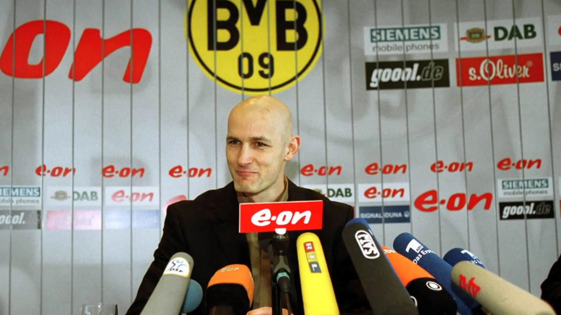 Bildnummer: 00300520 Datum: 14.03.2001 Copyright: imago/Team 2
Heiko Herrlich (BVB) auf der ersten Pressekonferenz nach seiner schweren Tumorerkrankung; Gehirntumor, Hirntumor, Glatze, Rekonvaleszenz, PK, Pressetermin, privat, Kleidung, Outfit, quer, Mikro, Mikrofon, Medieninteresse Saison 2000/2001, Borussia Dortmund, Vneg, Krankheit, Krank, Tumor, Dortmund Fußball 1. BL Herren Mannschaft Deutschland Einzelbild optimistisch Randmotiv Personen Objekte