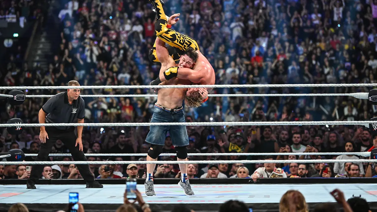 John Cena und sein Gegner Logan Paul  beim Kampf in Paris