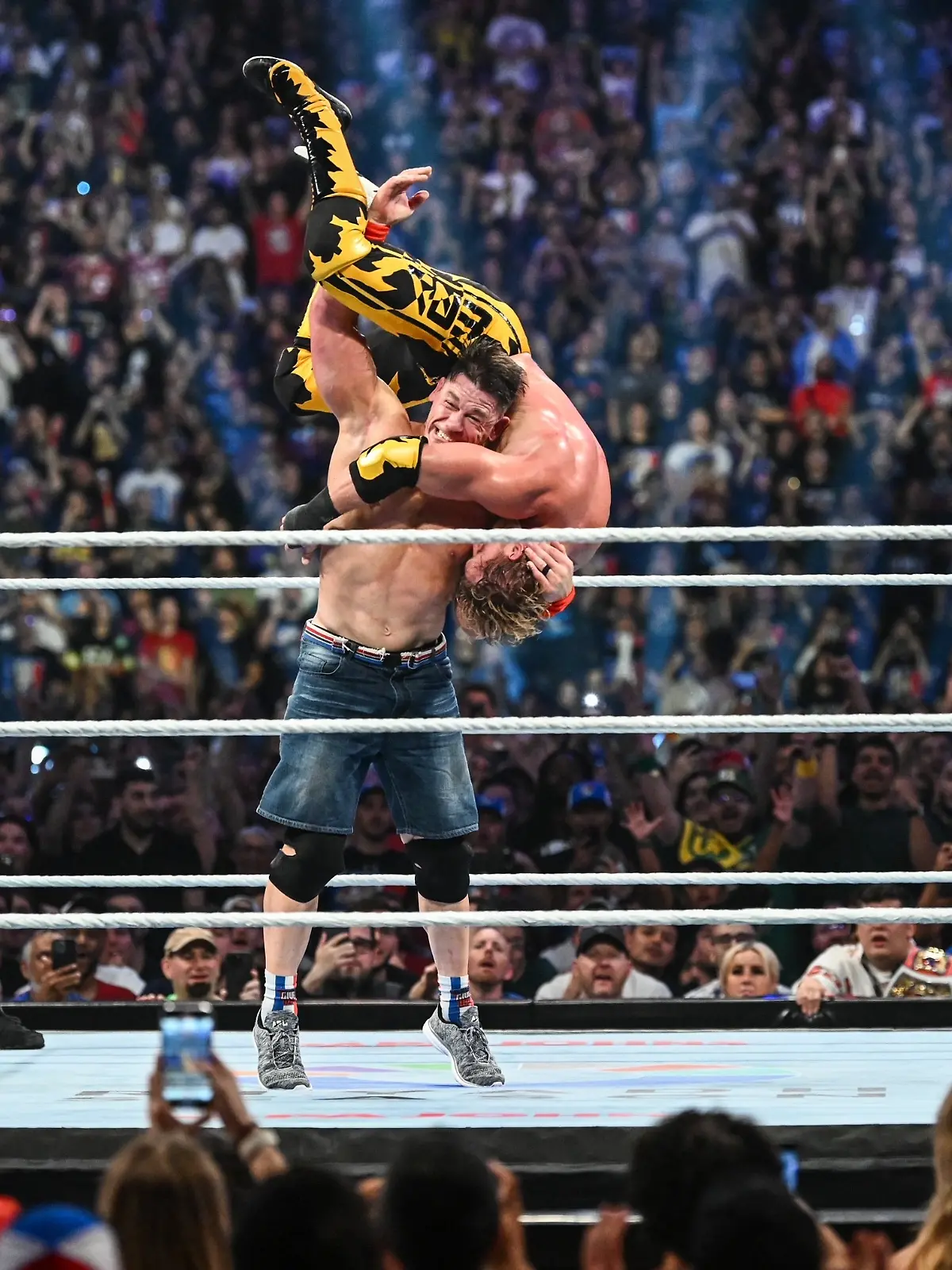 John Cena und sein Gegner Logan Paul  beim Kampf in Paris