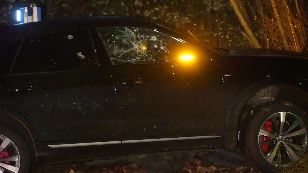 Mögliche Auseinandersetzungen im Drogenmilieu: Ein von Kugeln zersiebtes Auto in Hamburg Rahlstedt
/ 100123