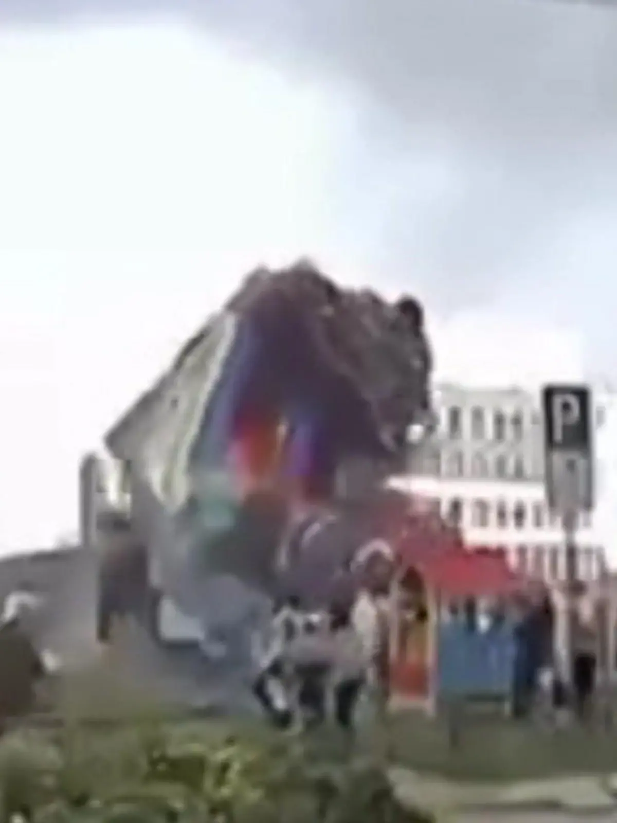 „Ich dachte, sie sei tot“ – Mädchen (5) bei Hüpfburg-Horror durch Luft geschleudert!