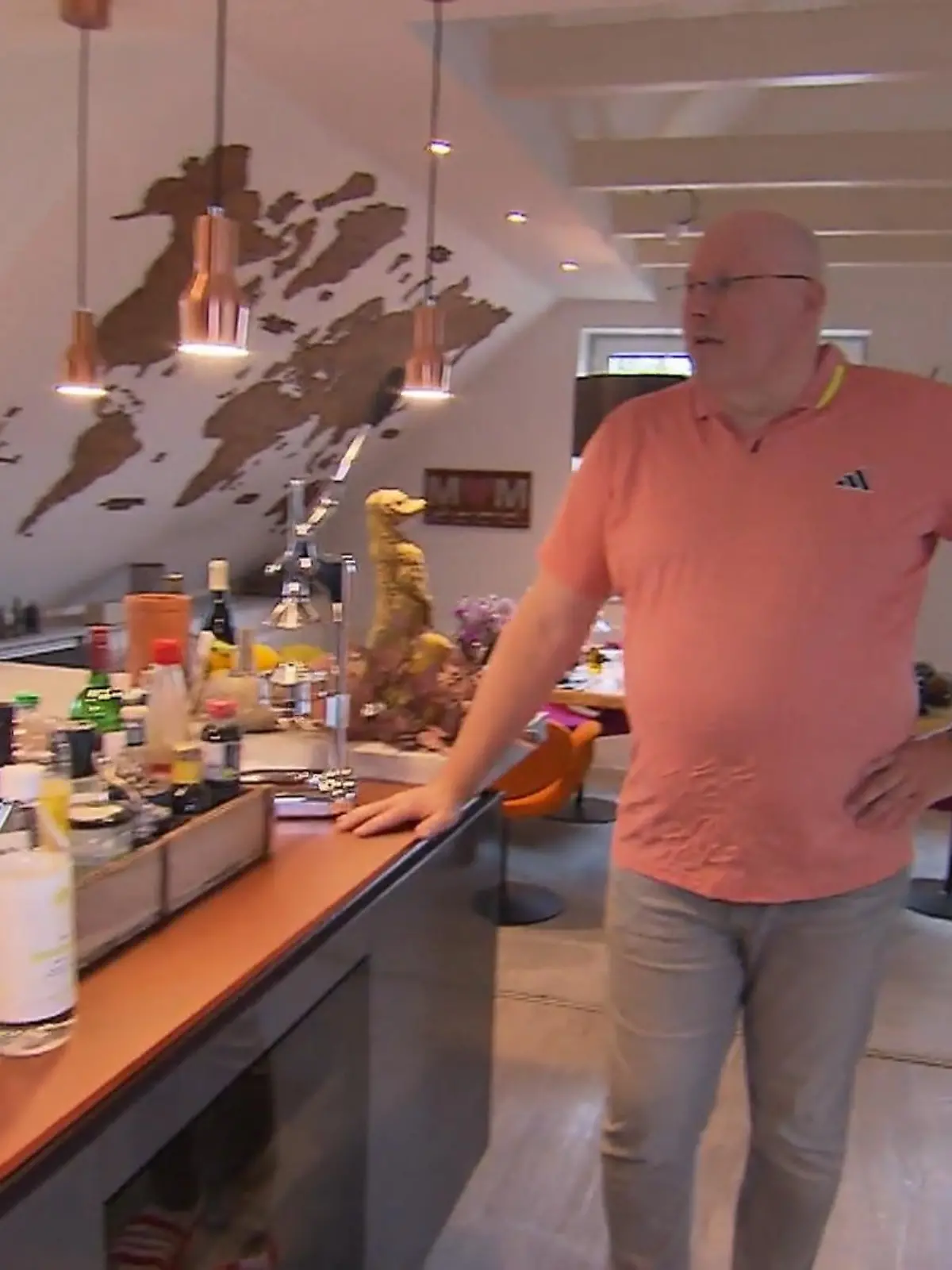 Bild zu: "Frank kocht in einer perfekt ausgestatteten Küche auf technisch hohem Niveau "