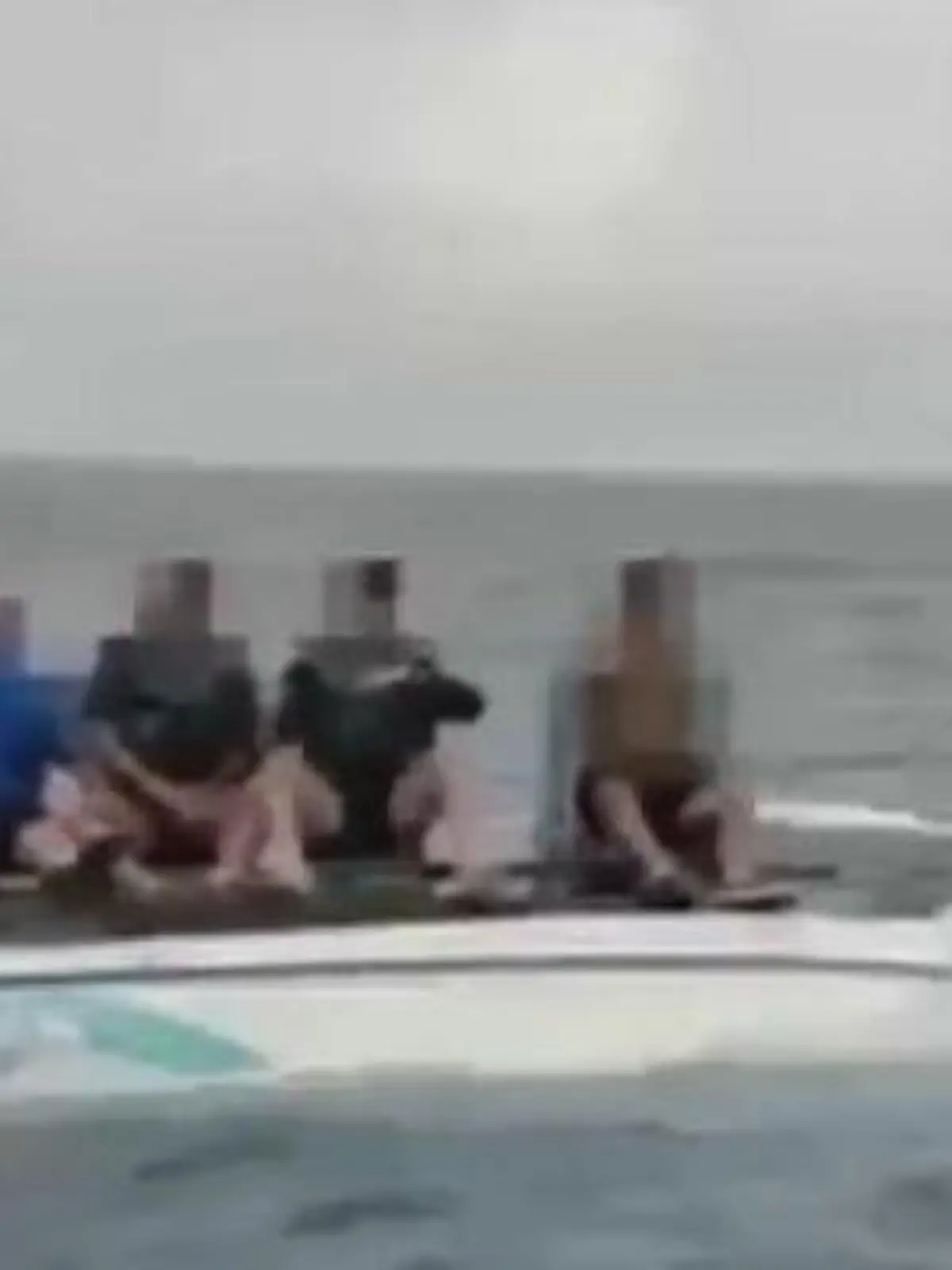 Bild zu: "Gefangen auf hoher See! Vier Schiffsbrüchige bangen um Hilfe"