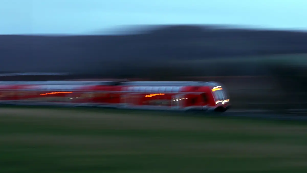 Brandgeruch in einem Regionalzug hat einen Großeinsatz der Feuerwehr ausgelöst. (Symbolbild)