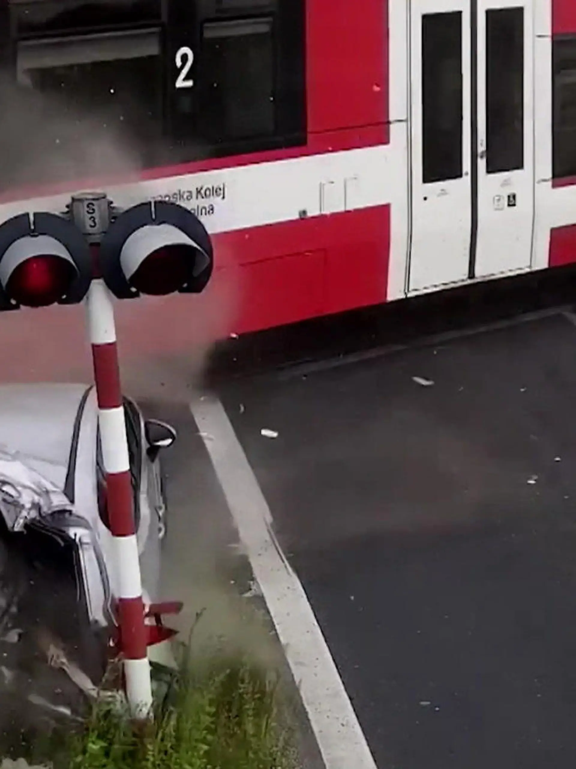 Bild zu: "Autofahrer bleibt auf Gleisen stehen – dann wird er vom Zug erfasst!"