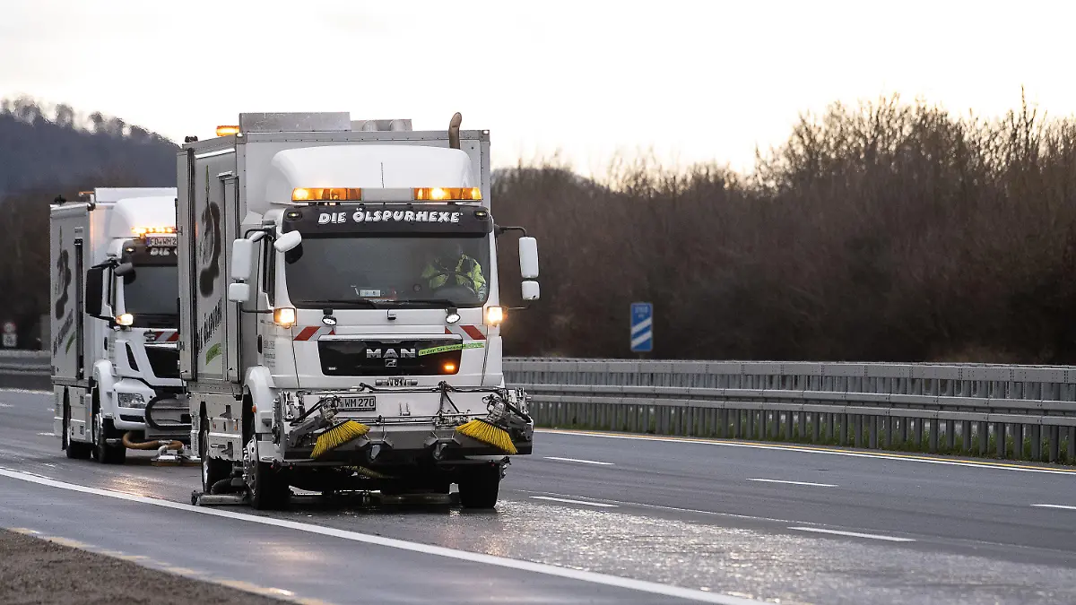 09.01.2023, Niedersachsen, Lutterberg: Reinigungsfahrzeuge sind in Richtung Süden auf der gesperrten Autobahn 7 im Einsatz. Ein bislang unbekanntes Fahrzeug hat auf der Autobahn 7 bei Göttingen eine «weiße, pulvrige Substanz» verloren - und so eine Sperrung in Richtung Süden nach Hessen verursacht. Foto: Swen Pförtner/dpa +++ dpa-Bildfunk +++