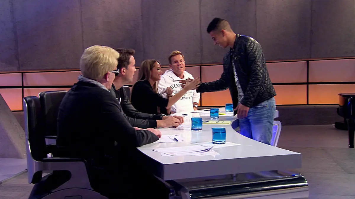 Fayes steckt Mandy Capristo seine Nummer zu DSDS 2015: Fünfte Castingshow