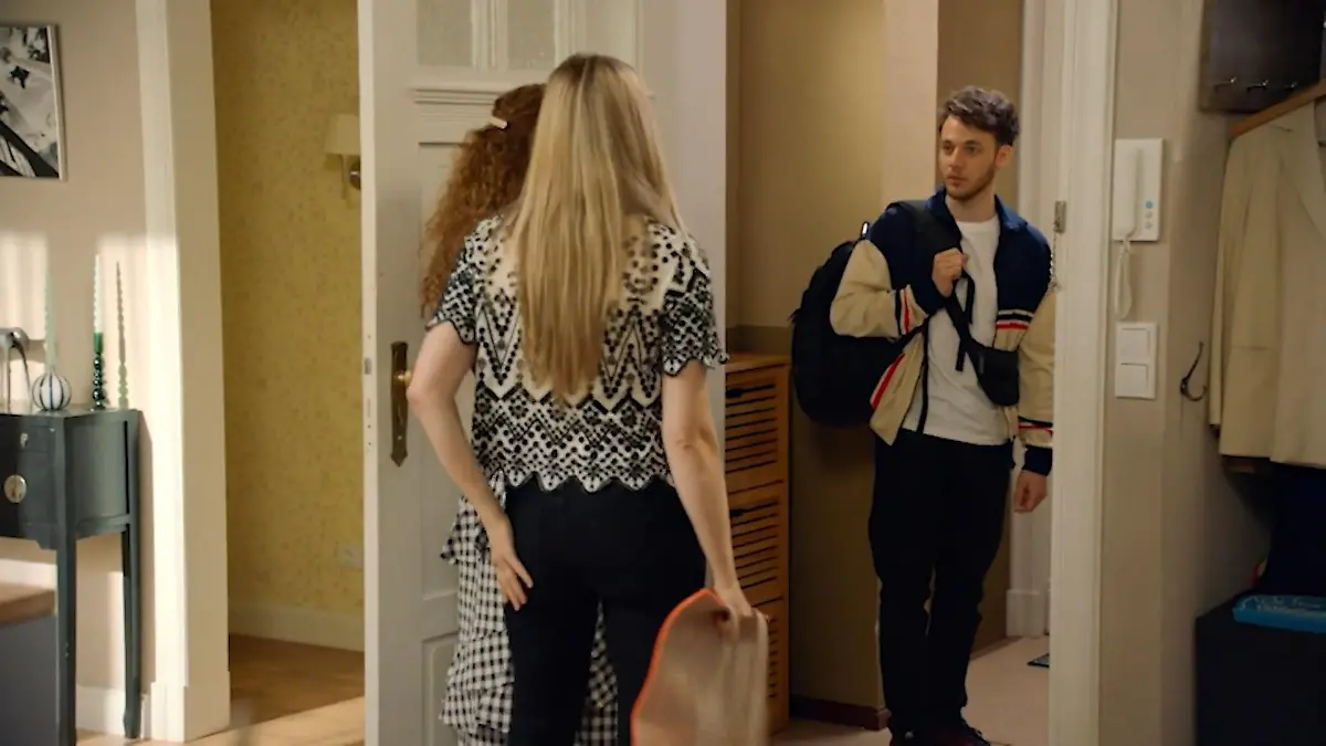 Nina staunt nicht schlecht, als bei ihr plötzlich der Sohn von Martin Ahrens vor der Tür steht.