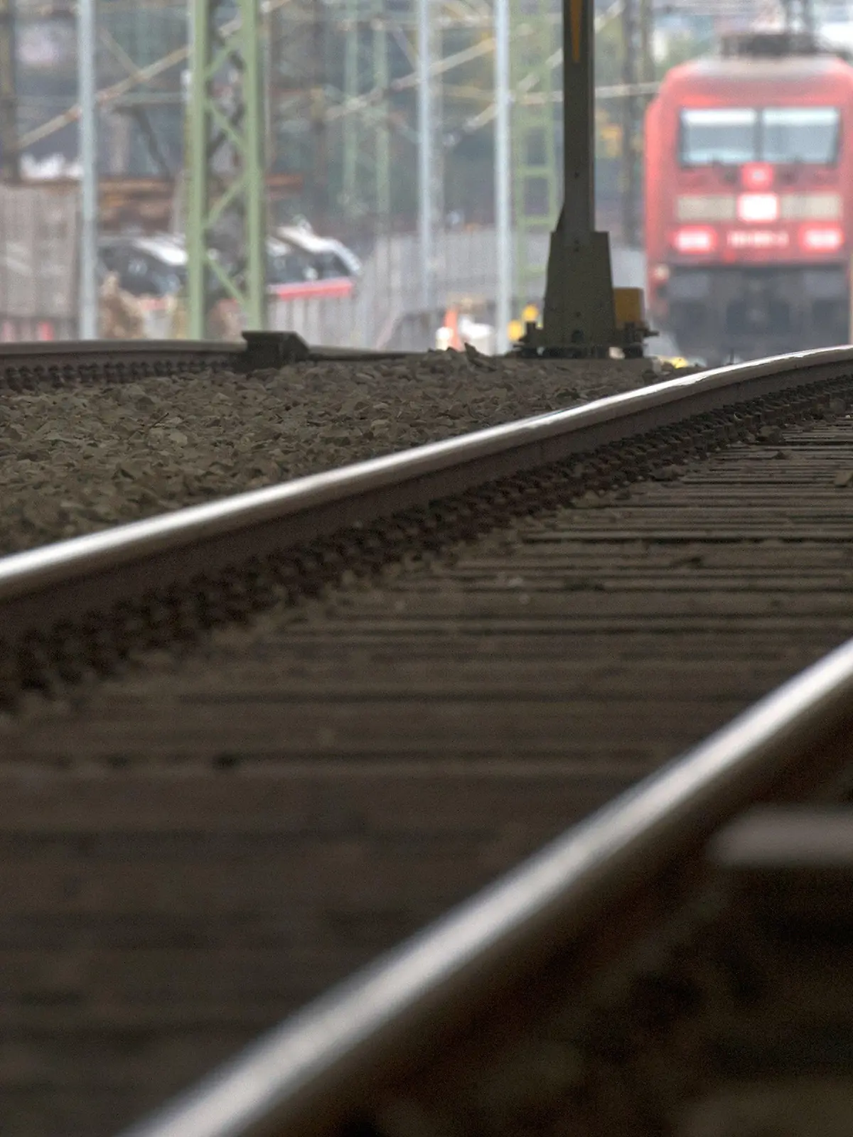 Züge stehen am 07.11.2014 ist auf den Gleisen vor dem Hauptbahnhof in Dresden (Sachsen). Die Gewerkschaft Deutscher Lokomotivführer (GDL) hat den längsten Streik in der Geschichte der Deutschen Bahn angekündigt. Der Ausstand begann am Mittwoch und soll am Montag (10.11.2014) in den Morgenstunden enden. Foto: Arno Burgi/dpa +++(c) dpa - Bildfunk+++