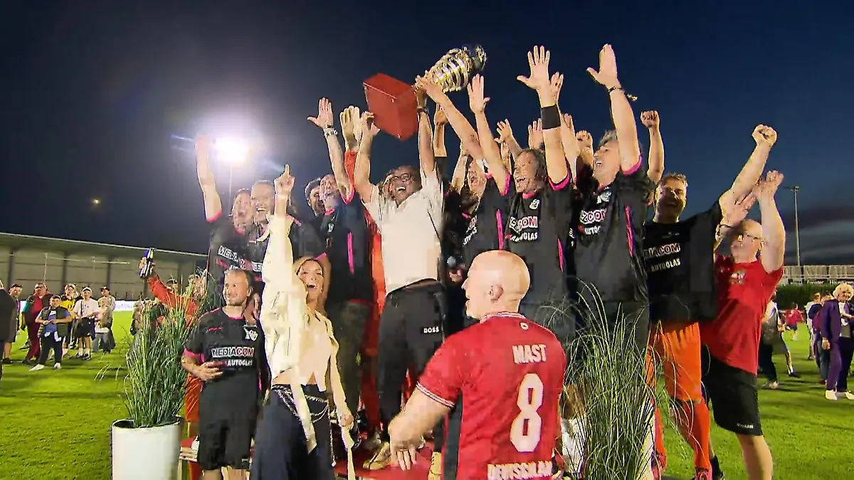 Benefiz-Fußballspiel mit Promi-Auflauf – Comedian Matze Knop lädt zum ... Benefiz-Fußballspiel mit Promi-Auflauf – Comedian Matze Knop lädt zum ...