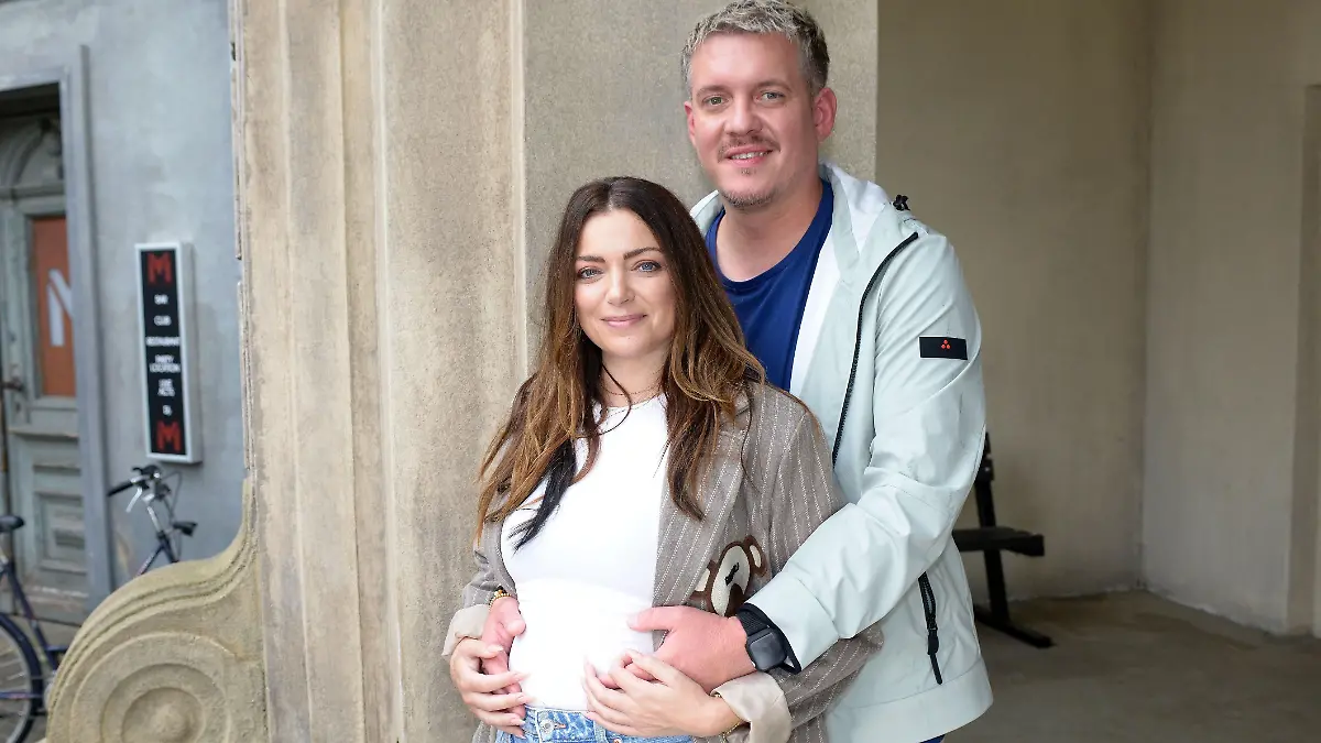 Voller Vorfreude steckt Anne Menden ihren Bauch in die Kamera.