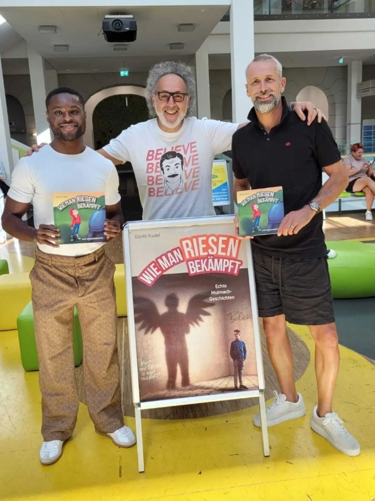 Bild zu: "Bundesliga-Trainer zeigt großes Herz und macht krebskranken Kindern Mut"