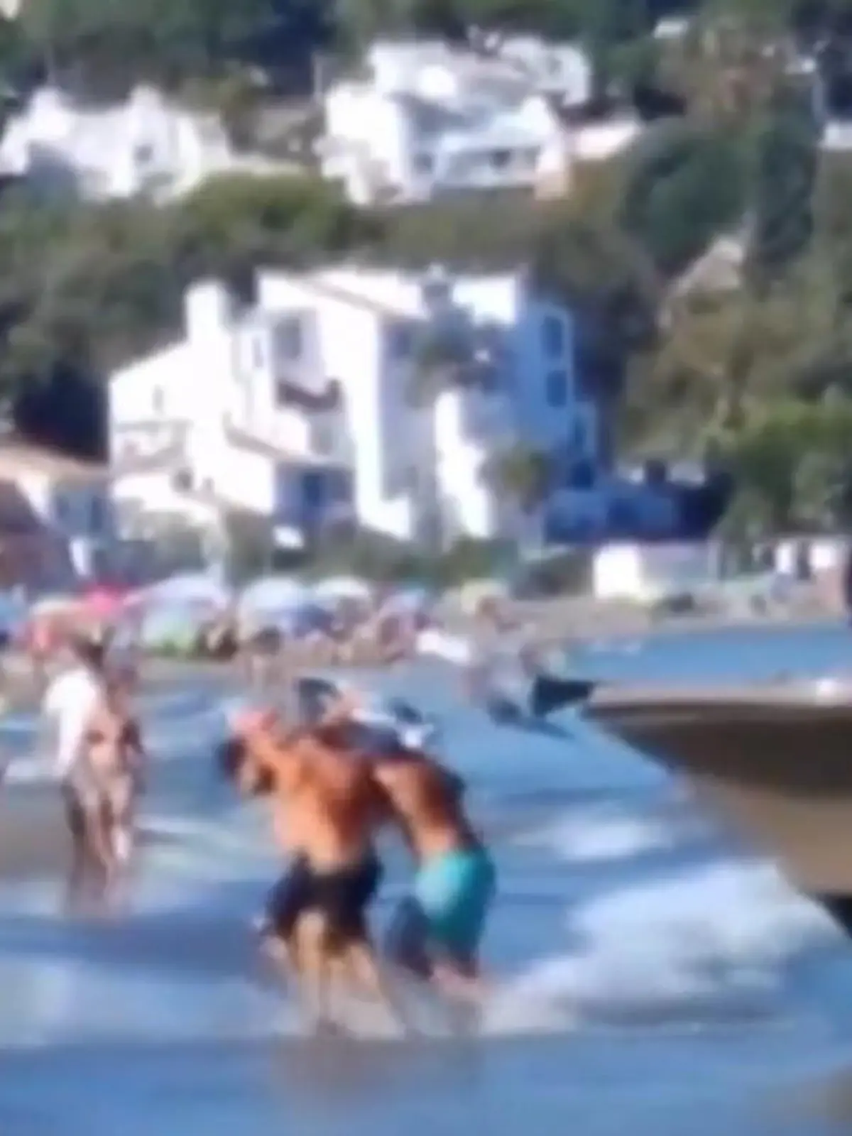 Bild zu: "Drogen-Schmuggel am Urlaubsstrand – direkt vor Familien und Kindern!"
