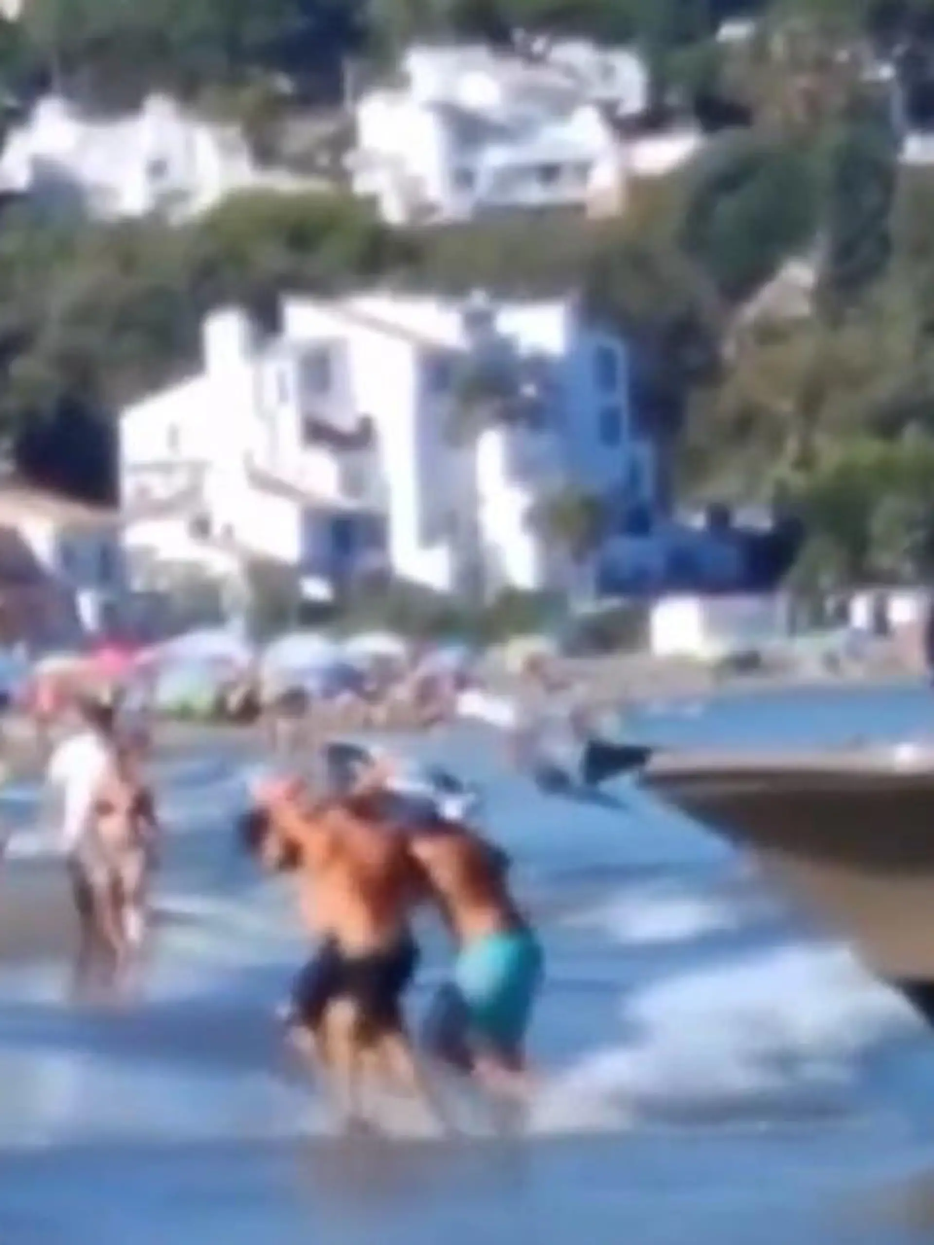 Bild zu: "Drogen-Schmuggel am Urlaubsstrand – direkt vor Familien und Kindern!"