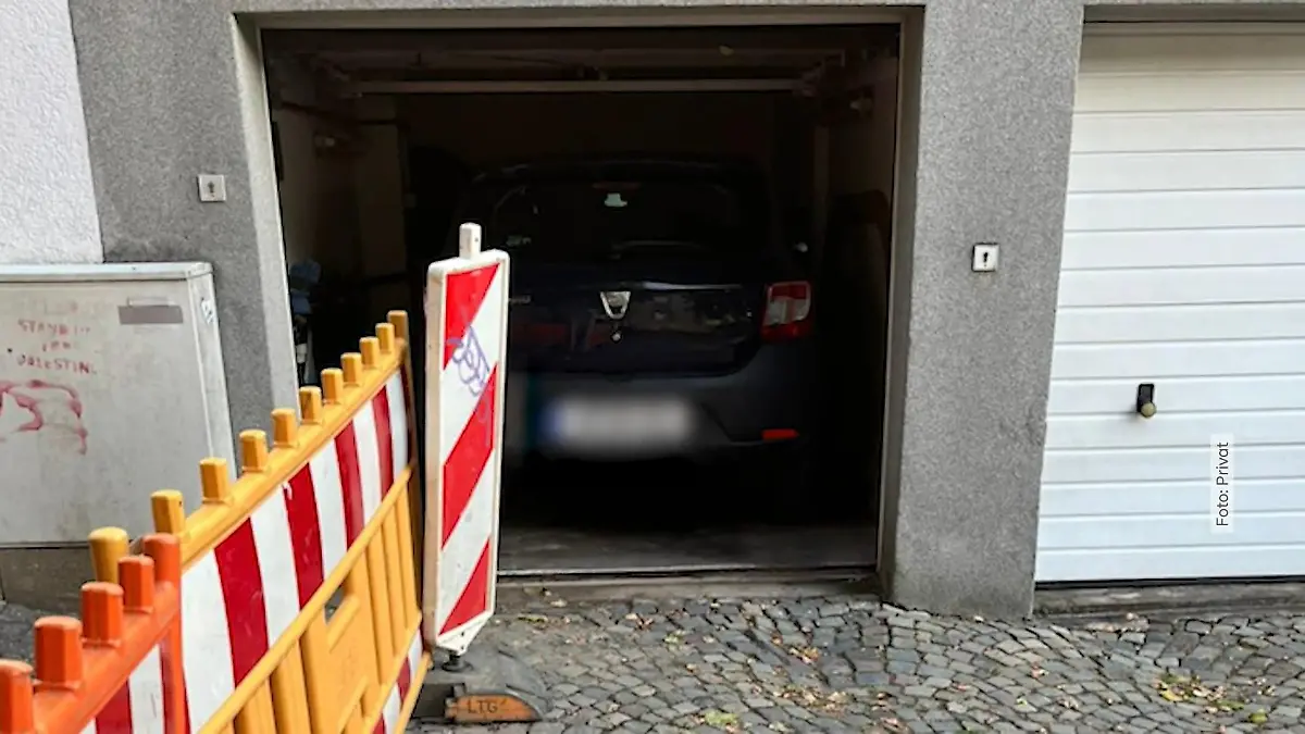 Baustelle versperrt Garagenausfahrt in Wuppertal Auto eingesperrt