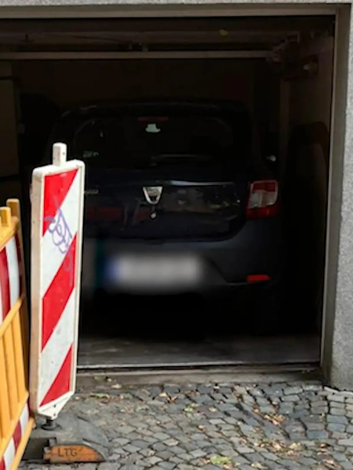 Bild zu: "Baustelle versperrt Garagenausfahrt in Wuppertal"