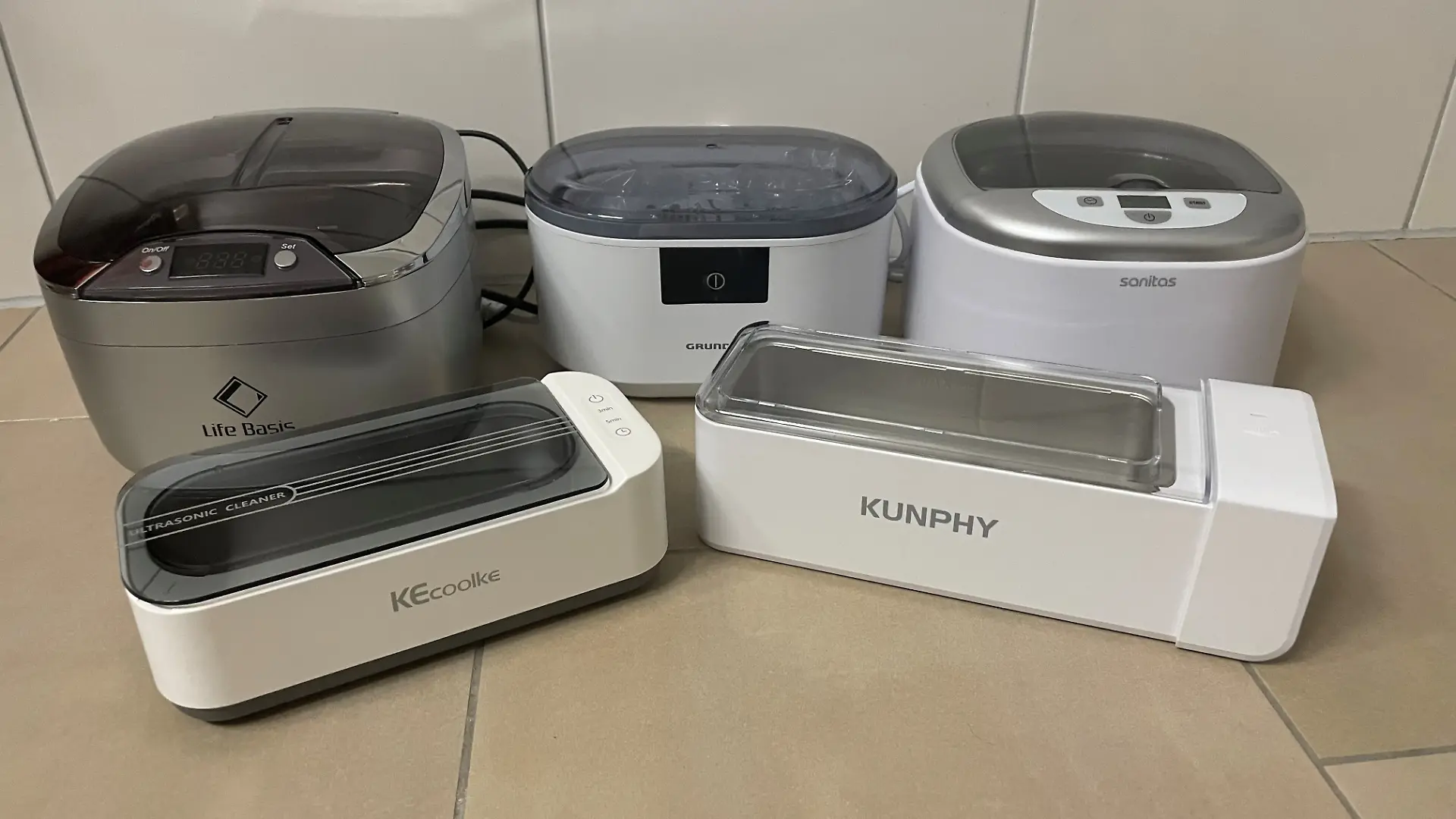 Zu sehen sind die Geräte von KECOOLKE, kunphy, LifeBasis, Grundig und Sanitas. 