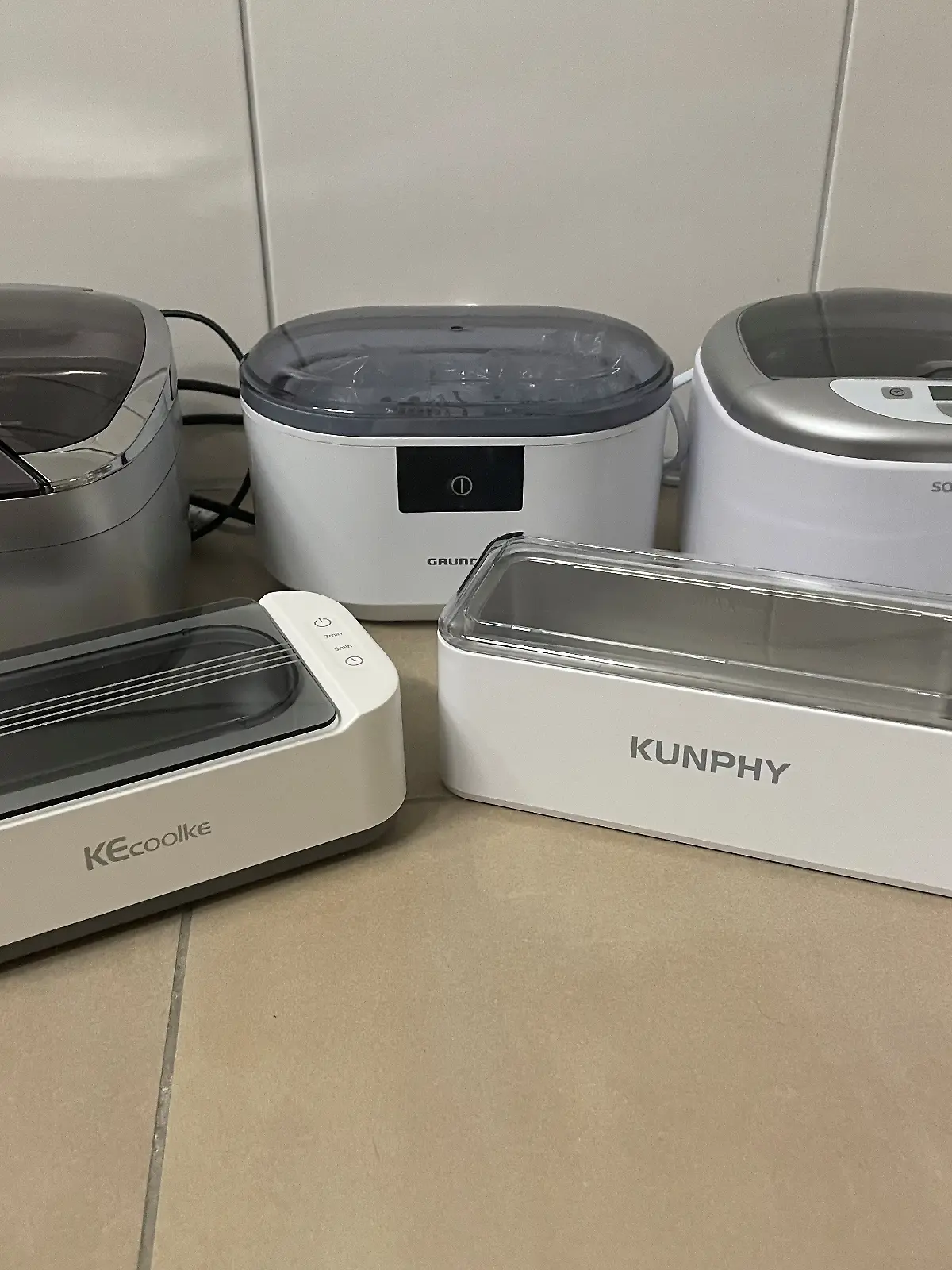 Zu sehen sind die Geräte von KECOOLKE, kunphy, LifeBasis, Grundig und Sanitas. 