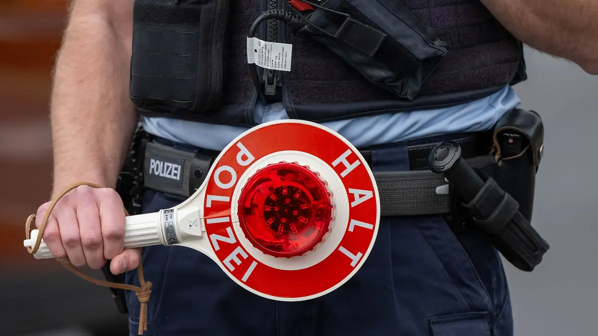 Bei einer Polizei-Kontrolle fällt ein Lkw-Fahrer auf, der gefährlich lange am Steuer saß (Symbolbild).