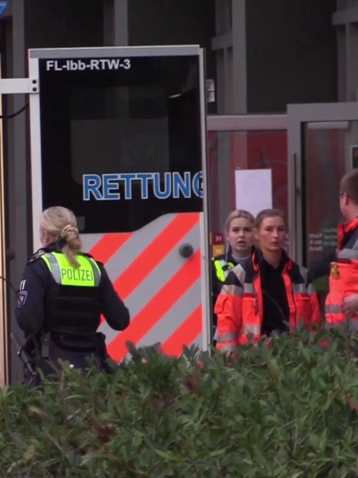 Großeinsatz in Ibbenbüren. Ein Schüler soll seine Lehrerin getötet haben.