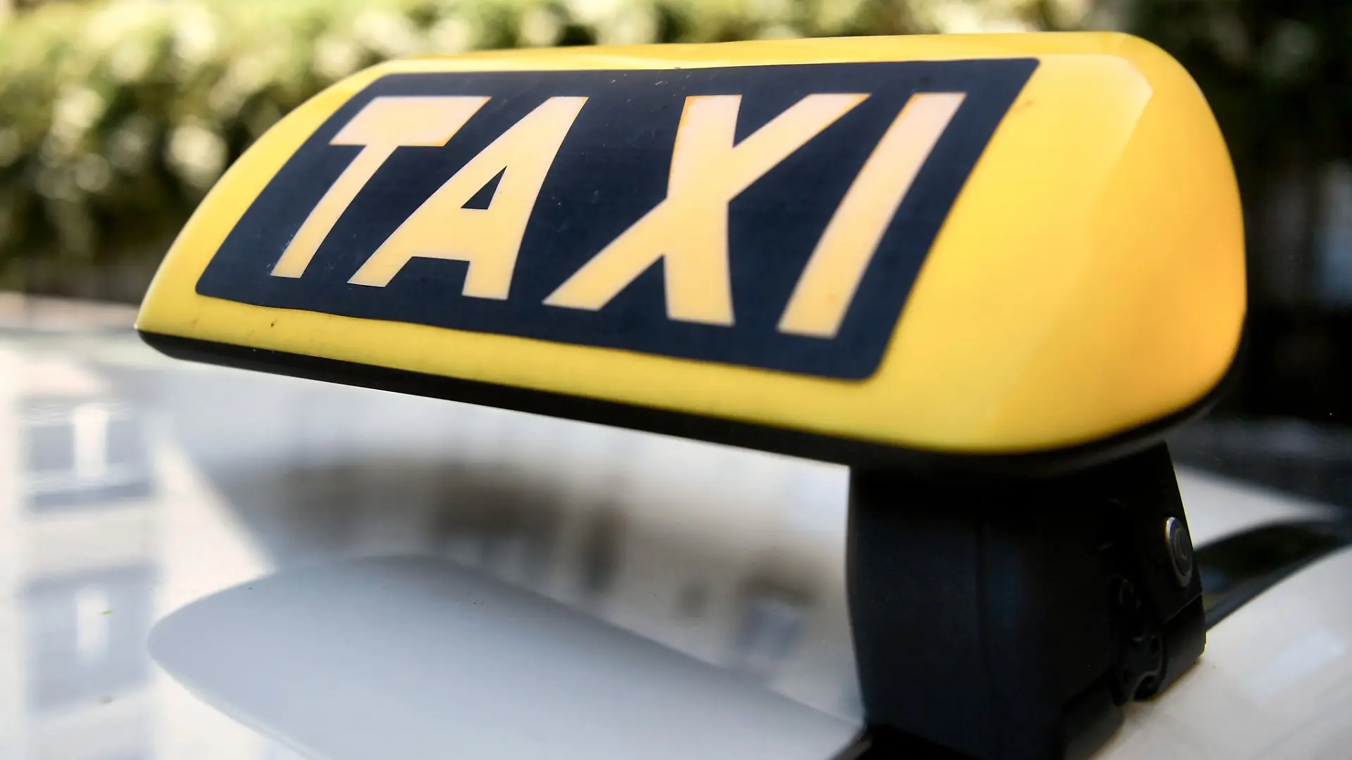 Der Taxifahrer und sein Fahrgast bleiben unverletzt. (Symbolbild)
