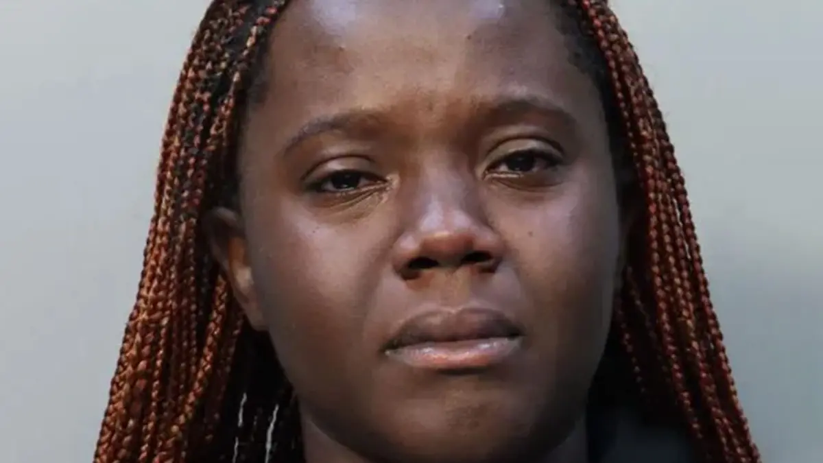 Die 23-jährige Engländerin Alvina Omisiri Agba wurde von Polizisten festgenommen.