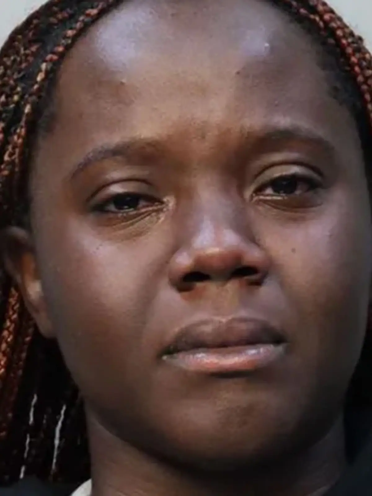 Die 23-jährige Engländerin Alvina Omisiri Agba wurde von Polizisten festgenommen.