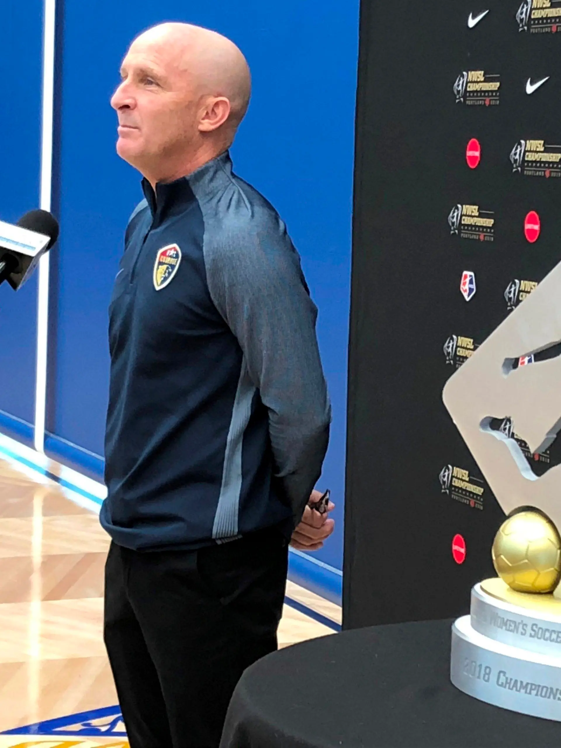 ARCHIV - 22.09.2018, USA, Beaverton: Der Trainer von North Carolina Courage, Paul Riley, wird von einem Reporter neben der Trophäe für die Meisterschaft der National Women's Soccer League interviewt. Riley wurde nach einem Bericht des Portals «The Athletic» über mutmaßlichen sexuellen Missbrauch von zwei Spielerinnen entlassen. (zu dpa: «Nach Missbrauch im Frauenfußball: Vier US-Trainer lebenslang gesperrt») Foto: Anne M. Peterson/AP/dpa +++ dpa-Bildfunk +++