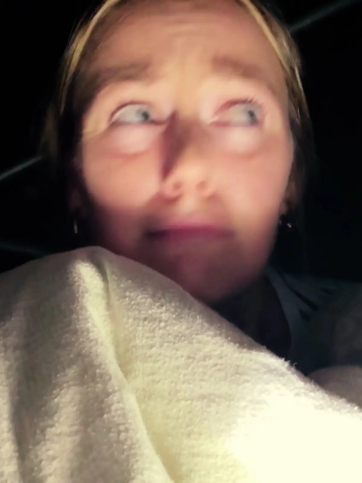 „Je dunkler es wird, desto hellhöriger werde ich”, sagt RTL-Moderatorin Sophia Haak bei Ihrer Nacht im Wald.