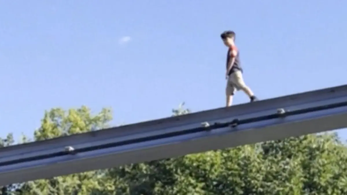 Bange Momente in luftiger Höhe! Vermisster Junge taucht plötzlich auf Achterbahn auf In Freizeitpark in Pennsylvania (USA)