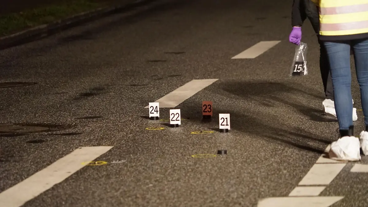Mögliche Auseinandersetzungen im Drogenmilieu: Ein von Kugeln zersiebtes Auto in Hamburg Rahlstedt
/ 100123