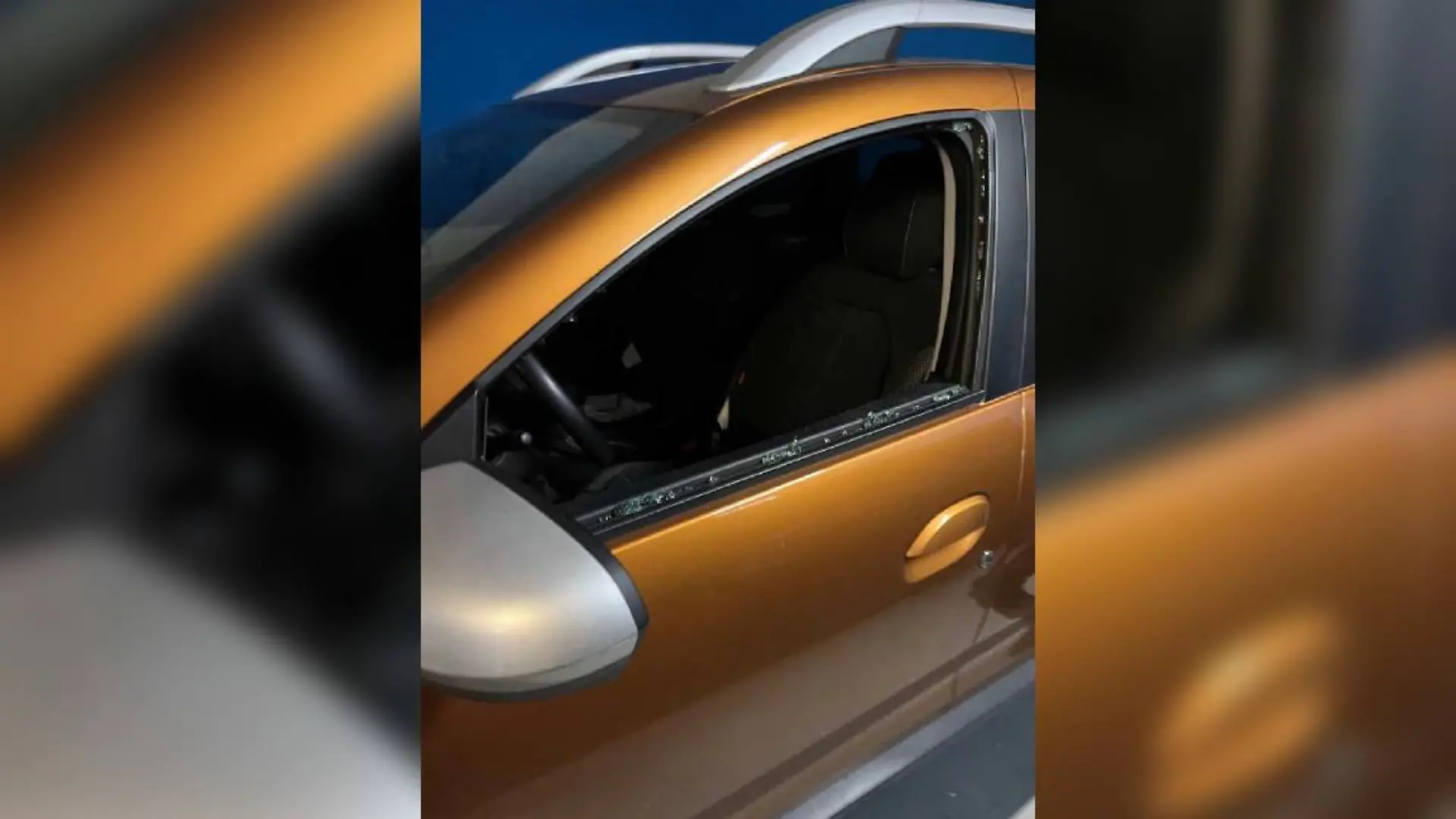 Weil das Auto dicht an einer Wand geparkt war, schlugen die Polizisten die Fahrerscheibe ein und holten den Jungen von der Rückbank heraus.