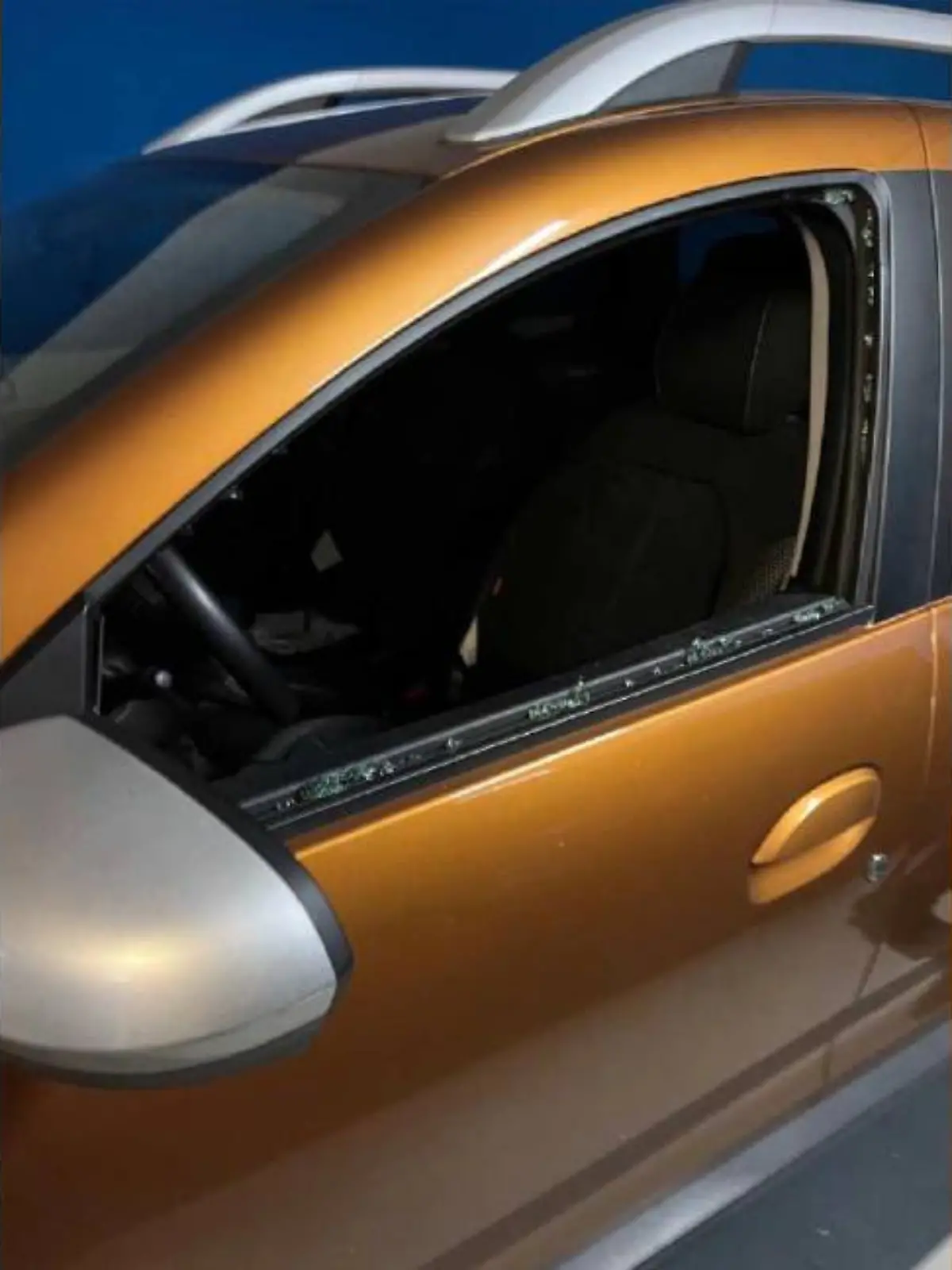 Weil das Auto dicht an einer Wand geparkt war, schlugen die Polizisten die Fahrerscheibe ein und holten den Jungen von der Rückbank heraus.