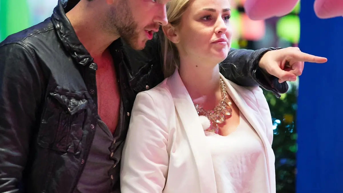 Oliver und Liz genießen ihre gemeinsame Zeit am Santa Monica Pier. Verwendung der Bilder für Online-Medien ausschließlich mit folgender Verlinkung: "Alle Infos zu "Der Bachelor" im Special bei RTL.de: http://www.rtl.de/cms/sendungen/show/der-bachelor.html
