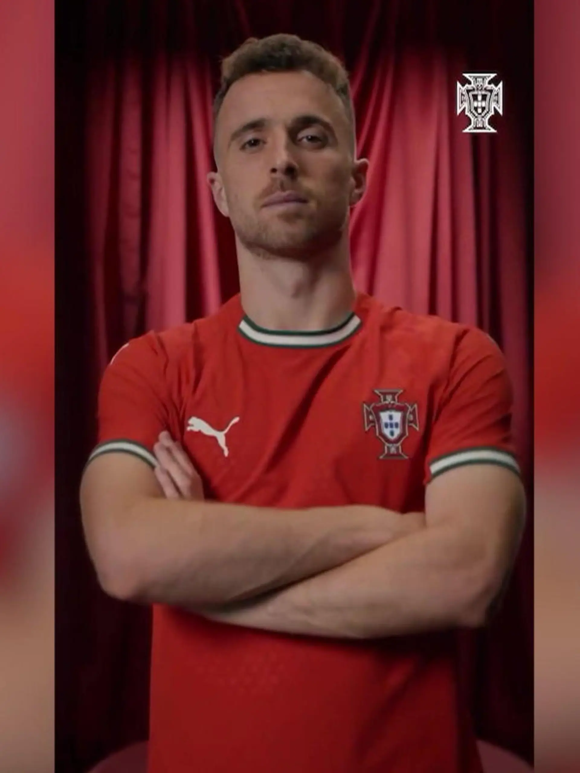 Bild zu: "Hier ehrt die ganze Nationalmannschaft Diogo Jota (†28)"