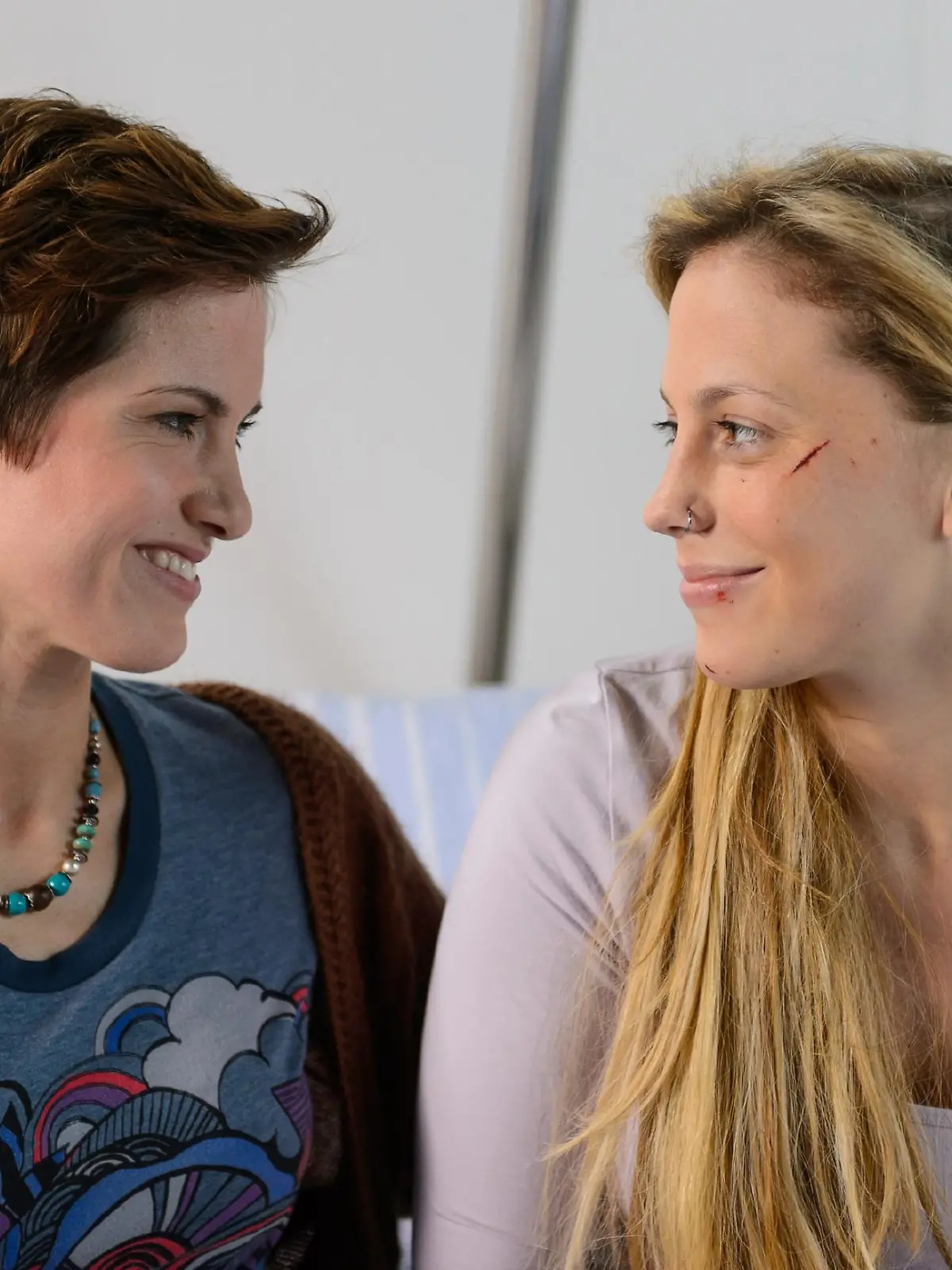 Iva (Christina Klein, r.) ist dankbar, dass sie in dieser schweren Zeit ihre Freundin Pia (Isabell Horn) an ihrer Seite hat.