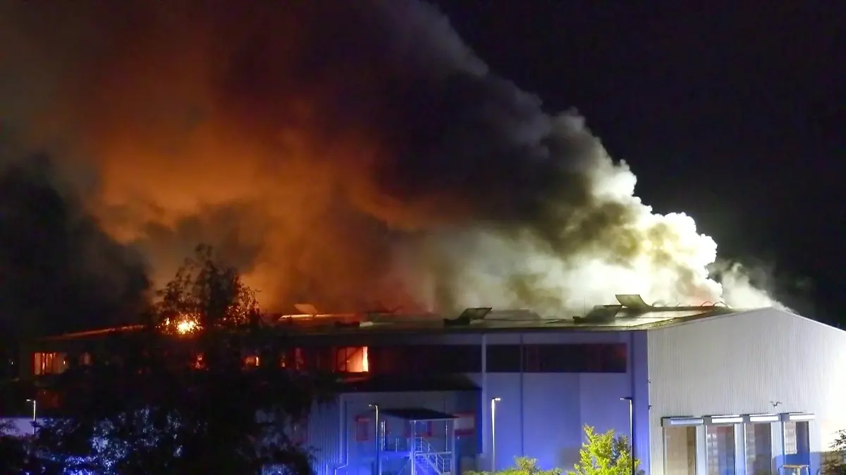 Sperrmüllhalle brennt in Troisdorf Rauch über der Region