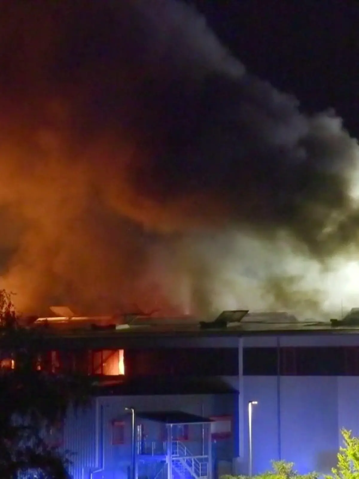 Bild zu: "Sperrmüllhalle brennt in Troisdorf"