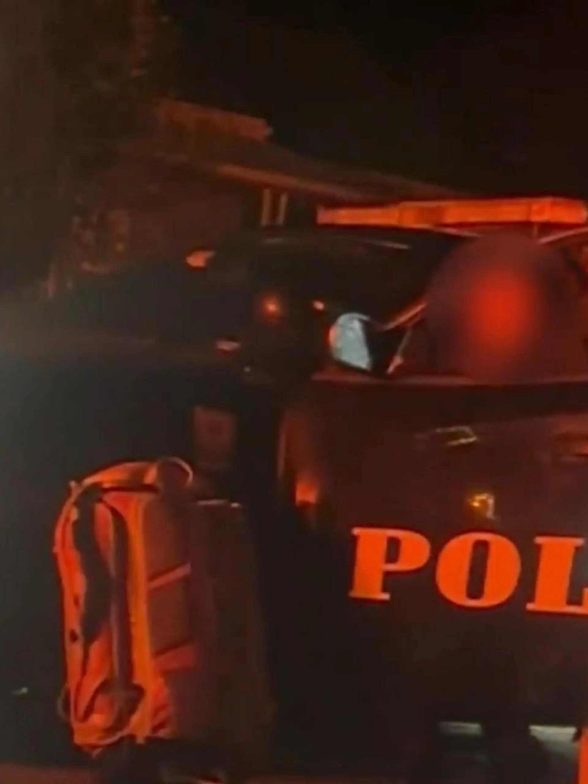 Bild zu: "Paar gruselt sich vor Polizisten – dann wird er von seinen Kollegen abgeführt!"