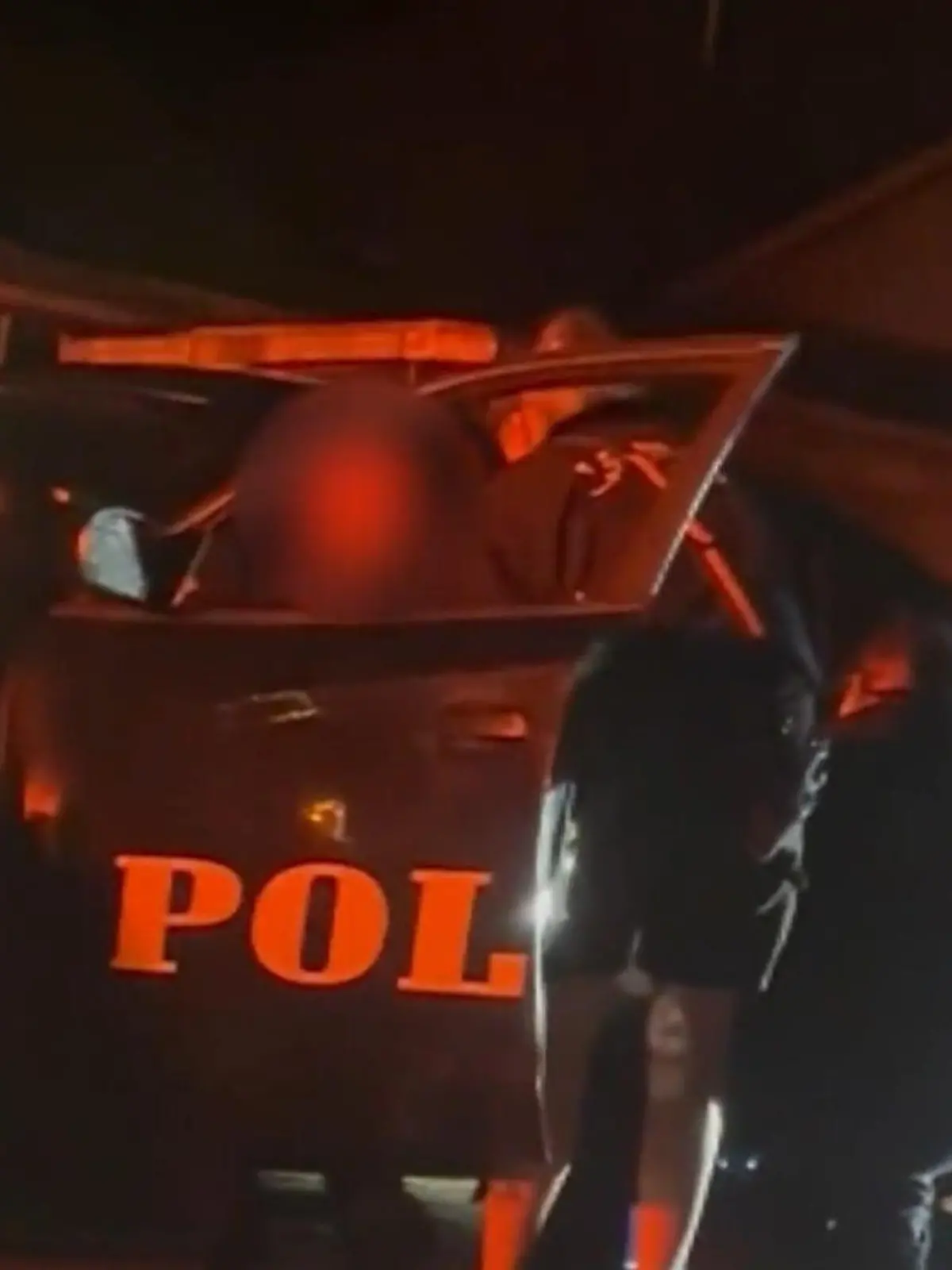 Betrunkener Polizist wird abgeführt